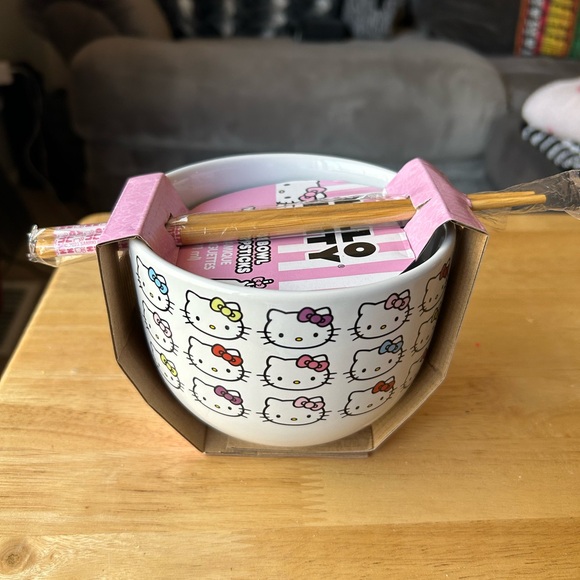Hello Kitty ramen bowl with chopsticks (NWT) - Picture 4 of 6